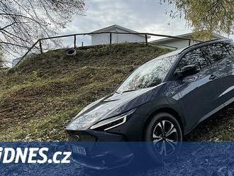 Solterrou bahnem i asfaltem. Nové subaru má místo boxeru elektromotor