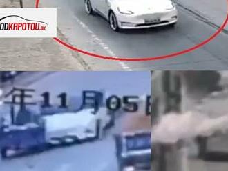 VIDEO: Táto Tesla sa utrhla z reťaze. Vodič ju nevedel zastaviť - 2 mŕtvi