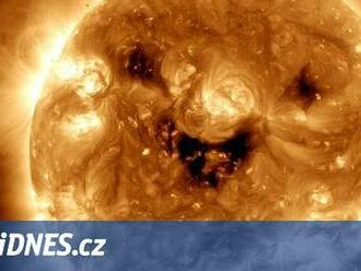 Slunce jako smajlík na fotografii NASA může varovat před sluneční bouří