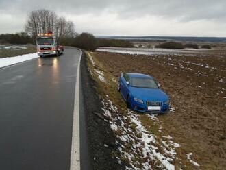 Příchod zimy zaskočil řidiče, asistenční společnosti o víkendu pomáhaly více než 2000 motoristům