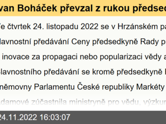 Ivan Boháček převzal z rukou předsedkyně Rady pro vědu, výzkum a inovace ocenění za popularizaci vědy a výzkumu