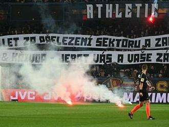 VIDEO: Ultras Sparty zaházeli hřiště světlicemi. Hovada, řval zbytek stadionu