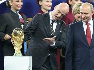 Putinův kamarád a „šejk“ Infantino. Budil naději, uřízl si ostudu s matracemi