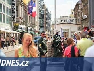 Konec pasti na turisty. V Berlíně chtějí předělat Checkpoint Charlie