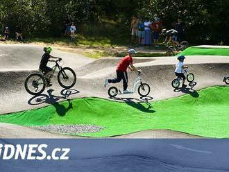 S dětmi na kole. Ovládnout pumptrack je jednoduché, přínos je obrovský