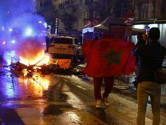 Brusel v plameňoch, marocká vlajka na ulici. Belgičania neuniesli prehru