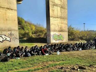 Nitrianski policajti zadržali na rýchlostnej ceste R1 takmer stovku migrantov