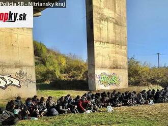 Nitrianski policajti zadržali na rýchlostnej ceste R1 takmer stovku migrantov