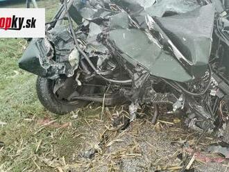 AKTUÁLNE Vážna nehoda autobusu, osobné auto skončilo na šrot! Jedna osoba zomrela