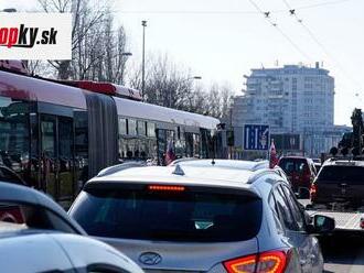 Autodopravcovia chcú od polnoci blokovať diaľničný priechod do Česka