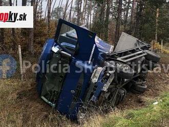 AKTUÁLNE Nákladné auto zišlo z diaľnice D2 a skončilo v priekope