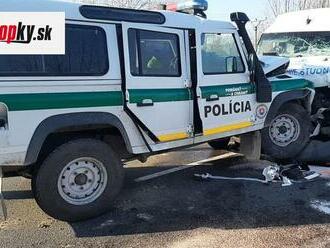 Hrozivá nehoda pri Holíči: Policajné auto sa zrazilo s dodávkou! Štyria ľudia sú zranení, najťažšie policajt