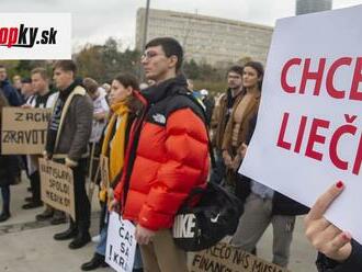 V Bratislave protestovali aj lekári: Výzva vláde! V zdravotníctve je situácia kritická, zbytočné úmrtia