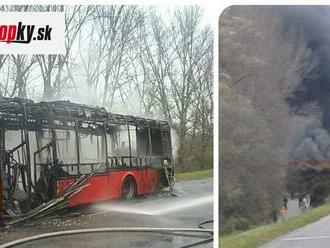 FOTO Z horiaceho autobusu na Devínskej ceste v Bratislave zostalo iba vrak! TAKTO vyzerá