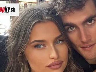 Synáčik slávnej modelky sa zasnúbil s touto sexicou: FOTO prsteňa nečakajte... Radšej ukázala zadok!