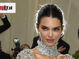 Uniklo trápne TAJOMSTVO Kendall Jenner z Met Gala: POMOČILA SI NOHY!