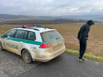 AKTUALIZOVANÉ: FOTO: Vodič auta unikal pred policajnou hliadkou, prevážal migrantov