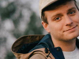 VIDEO: Mac DeMarco se v klipu ke coververzi 