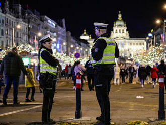 V centru Prahy se scházejí lidé k oslavám Nového roku