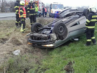 V Kozomíně na Mělnicku zasahují hasiči u dopravní nehody jednoho osobního automobilu. Automobil…