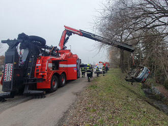 V blízkosti ulice K Velkému dvoru v Praze zasahují hasiči u havarovaného vozidla v potoce. Na místo…