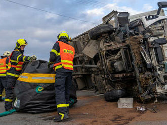 V Horním Žukově se převrátil nákladní automobil, řidič byl zraněn