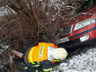 V Zálesní Lhotě u Studence zasahují hasiči u dopravní nehody jednoho osobního automobilu, který…