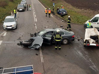 Dopravní nehoda pěti aut blokuje provoz na silnici 33 – na křižovatce s odbočkami na Předměřice nad…