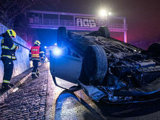 Hasiči zasahovali u nehody osobního auta, které se převrátilo na střechu v ulici 5. května v Praze.