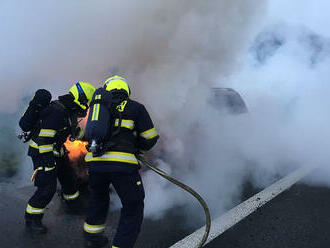 Na dálnici D11 ve směru na Prahu zasahují pražští hasiči u požáru osobního vozidla.