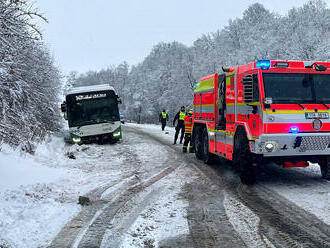 Hasiči pomáhali vytáhnout z příkopu v Metylovicích na Frýdecko-Místecku autobus, řidič v něm…