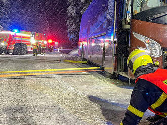 Hasiči ve Starých Hamrech vyprošťovali autobus, hrozilo převrácení do příkopu