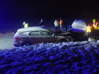 Na zasněžených silnicích se bouralo, auta končila na střeše nebo v příkopech