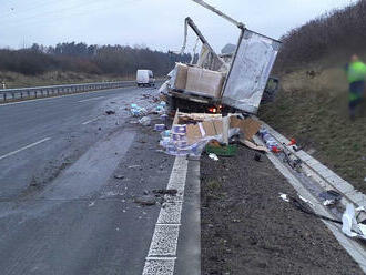 Hasiči zasahují na 176. kilometru D1 ve směru na Prahu u nehody dvou nákladních vozidel s větším…