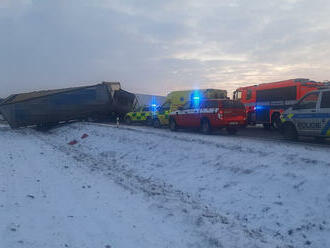 K nehodě s tragickými následky vyjížděly složky IZS na silnici 16 v obci Obrubce na Mladoboleslavsku