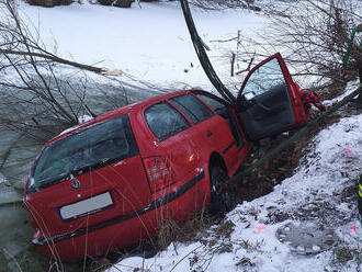 Tři jednotky hasičů vytahovaly dnes dopoledne auto, které se ocitlo v náhonu v Opatovicích nad…