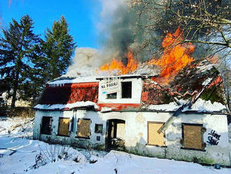 Čtyři hasičské jednotky zasahují v Rumburku v Pražské ulici u požáru staré neobývané restaurace.