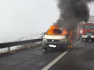 K požáru dodávky vyjela jednotka ze stanice Lovosice na dálnici D8, na 50 kilometr ve směru na Ústí…