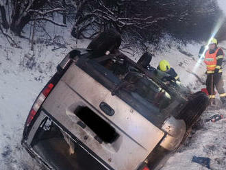 V ulici Novopetrovická v Praze zasahovali hasiči z Chodova a Petřin u dopravní nehody automobilu,…