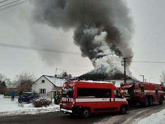 Hasiči zasahují u požáru autodílny v plném rozsahu Jestřebí Lhotě na Kolínsku. Byl vyhlášen druhý…