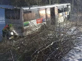 Autobus bez cestujících havaroval u Kynšperka nad Ohří. Na zledovatělé vozovce sjel autobus zcela…