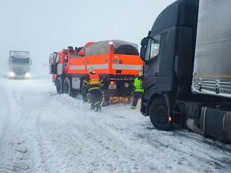 Hasiči v Bruntále pomáhali s převozem čtyř osob na dialýzu, transportovalo je pásové vozidlo Hägglunds