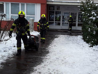 Ze školy na náměstí Svornosti v Brně se při požáru evakuovalo několik desítek dětí, v péči zdravotníků skončily čtyři