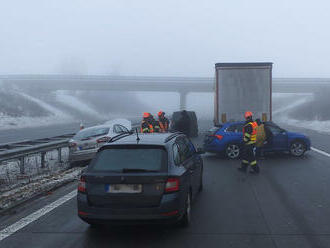 Čtyři desítky aut havarovaly na dálnici D1 ve směru na Brno, dva lidé skončili v nemocnici