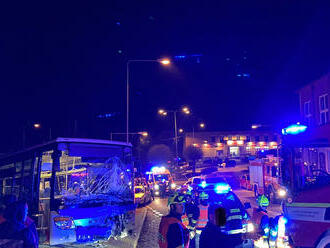 Složky IZS zasahují v obci Šťáhlavy, kde došlo ke střetu autobusu a osobního vozidla. Zdravotníci…