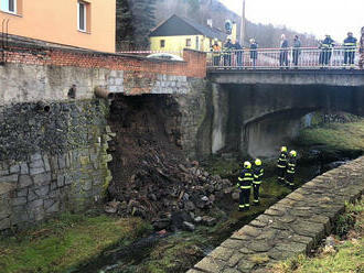 U pádu zdi do koryta Jílovského potoka zasahovali hasiči, podemlela ji voda