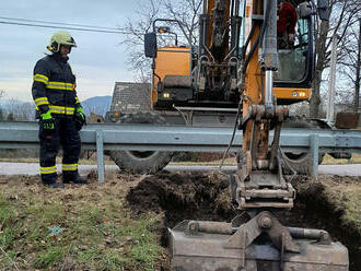 Záchrana psa z propusti v Lomnici nad Popelkou dopadla dobře, část zeminy musela být odbagrována