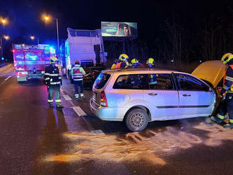 Před čtvrtou ranní pražští hasiči na Štěrboholské spojce vyprostili osobu po střetu auta s tahačem.…