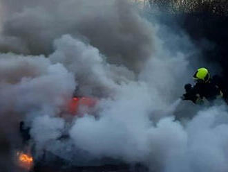 V ulici Radiová v Praze hasiči uhasili požár osobního automobilu.