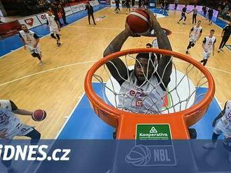 Nymburští basketbalisté si výhrou nad Olomouckem pojistili vedení v lize